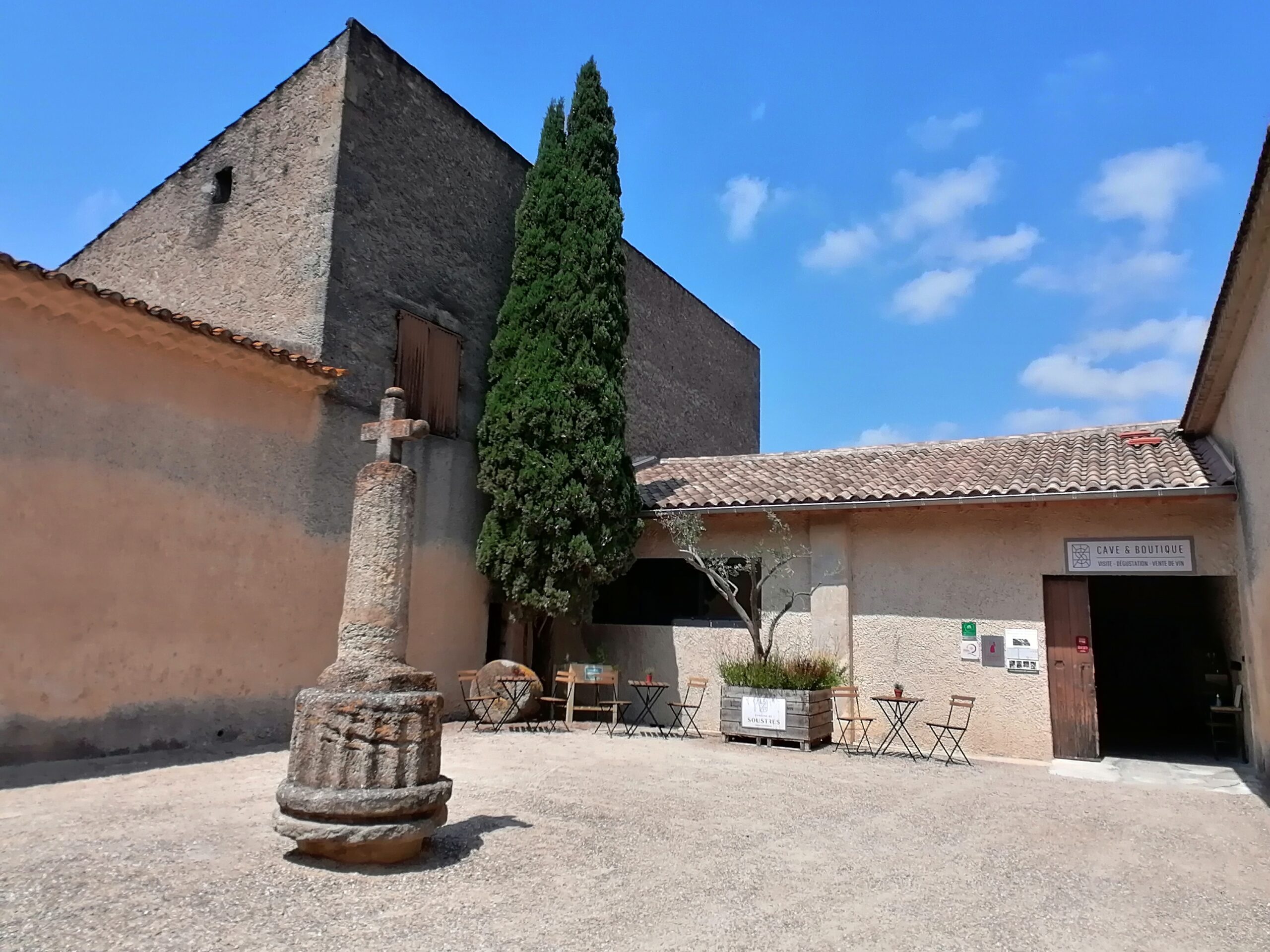 Domaine-de-soustres_cour de la cave et croix d'ensérune