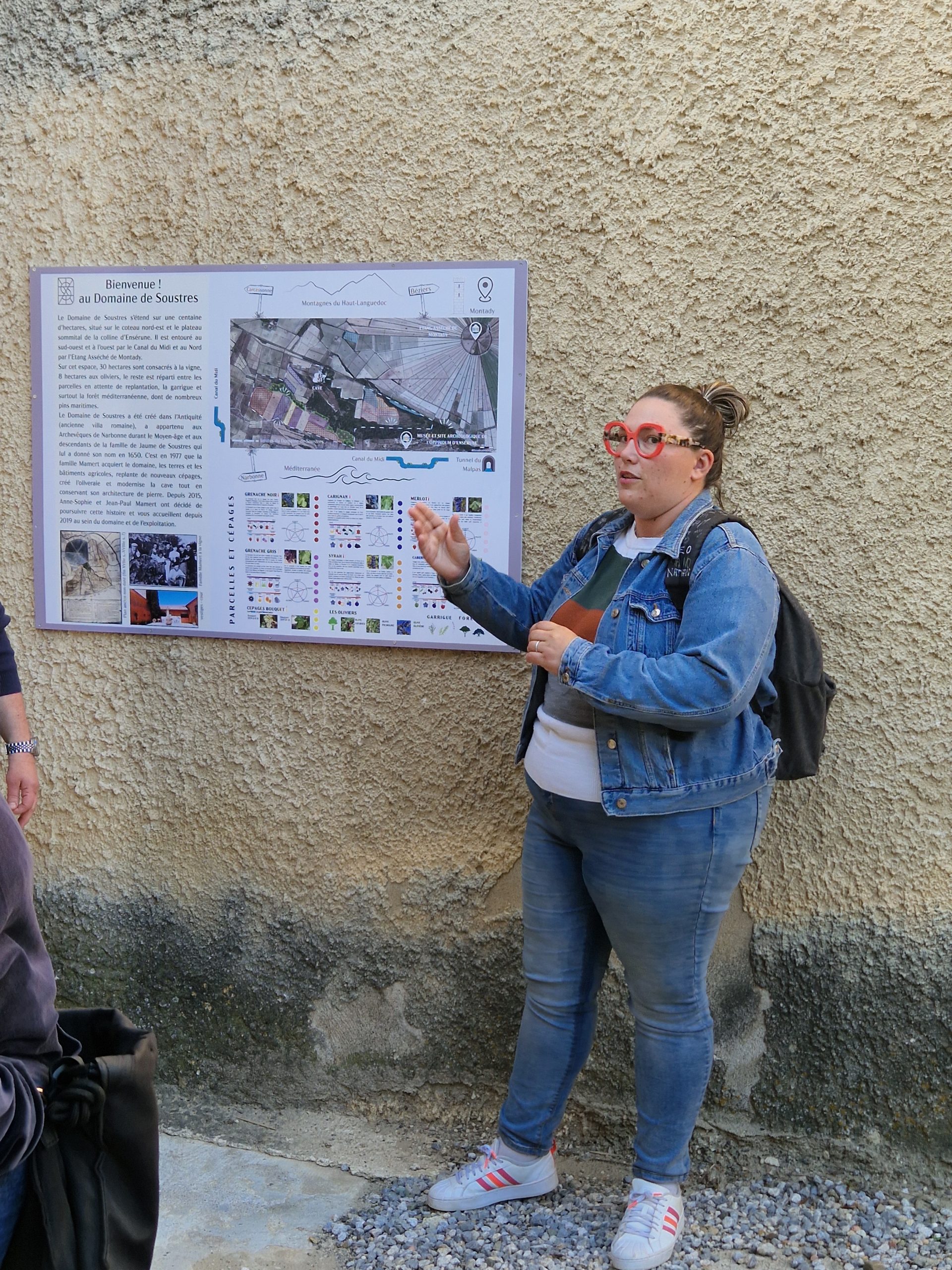 Anaïs de Domiti'Ana expliquant le contexte géographique